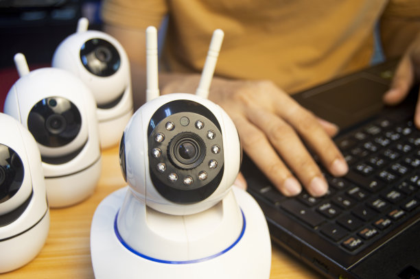 IP摄像头操作员从电脑上，设置IP摄像头。图片下载