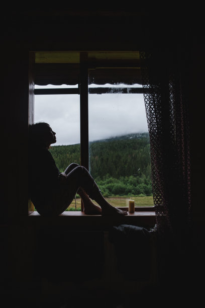 那个女孩正坐在窗台上图片下载