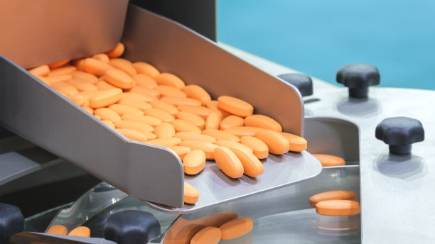 在制药行业生产制药橙片的背景图片下载
