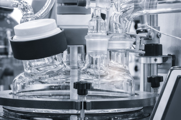 化学和制药概念背景。化学实验室设备，测试样品在玻璃烧瓶中。实验室玻璃器皿。图片下载