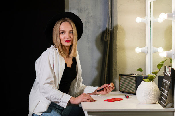 在更衣室镜子前的女人图片下载