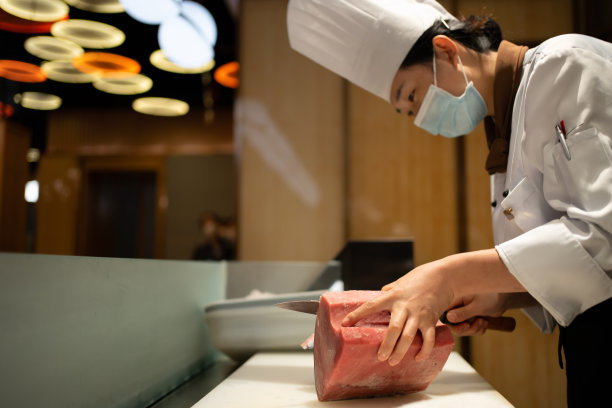 厨师正在切金枪鱼图片下载