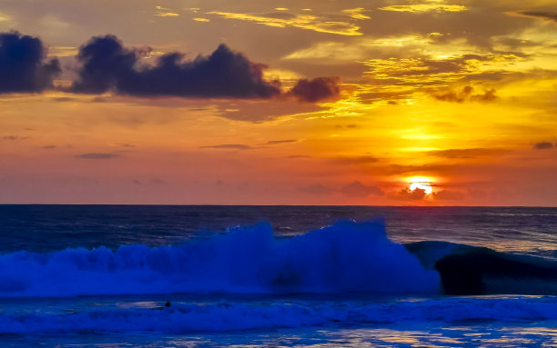 五彩缤纷的金色日落大波和海滩墨西哥埃斯孔迪多港。图片下载