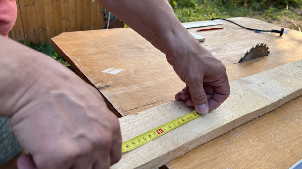 男人们的手在量木板图片下载