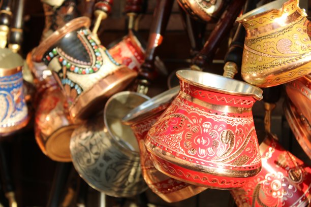古董银和铜咖啡壶特写。土耳其，伊斯坦布尔大巴扎图片下载