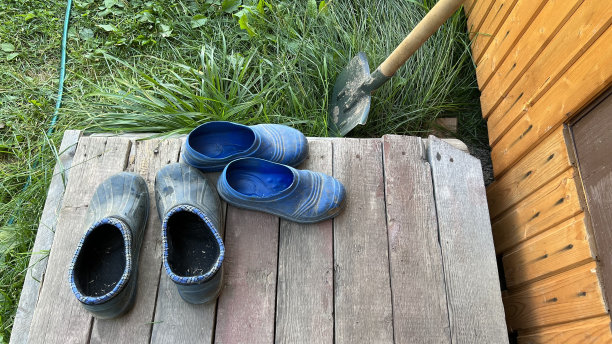 鞋子和铲子放在门廊上图片下载