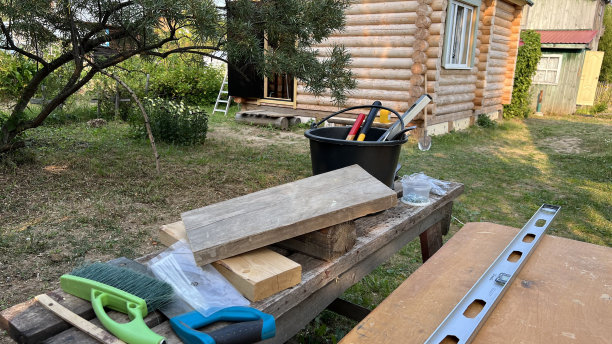 凳子和工具放在房子的墙边图片下载