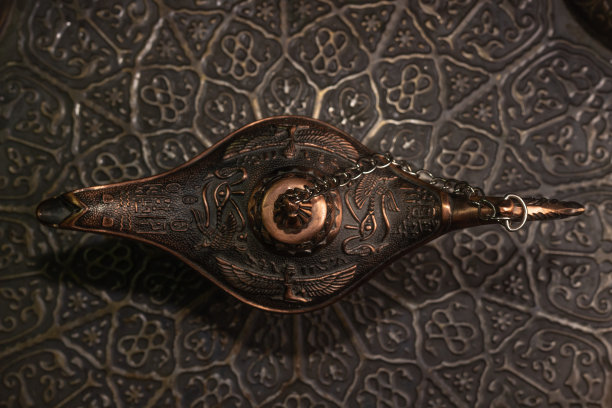 阿拉丁的神灯被孤立在黑色背景上图片下载