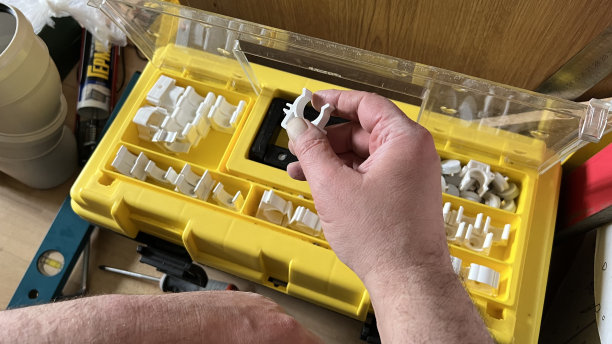 男人的手拿着工具图片下载