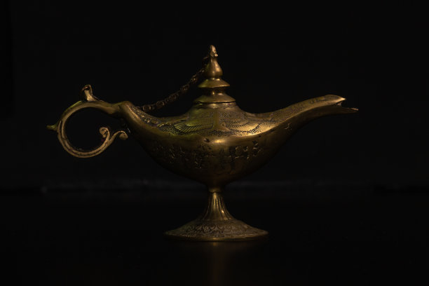 阿拉丁的神灯被孤立在黑色背景上图片下载