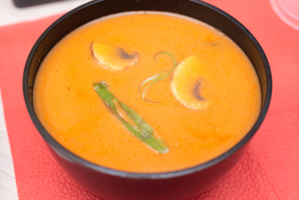 美味的亚洲冬阴汤在外卖包装关闭选择性重点。亚洲外卖食品概念。健康饮食图片下载