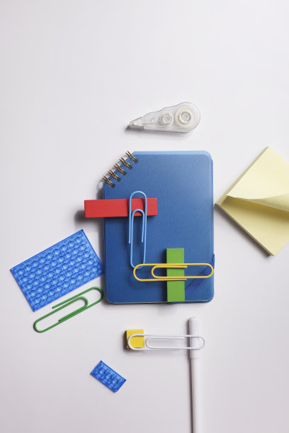 办公用品和文具与木材项目的白色背景。办公室，回到学校和教育理念。前视图。平的。图片下载