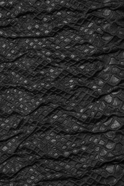 黑色纹理褶皱背景。黑色褶皱织物与蕾丝插入。图片下载