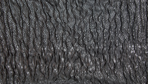 黑色纹理褶皱背景。黑色褶皱织物与蕾丝插入。图片下载