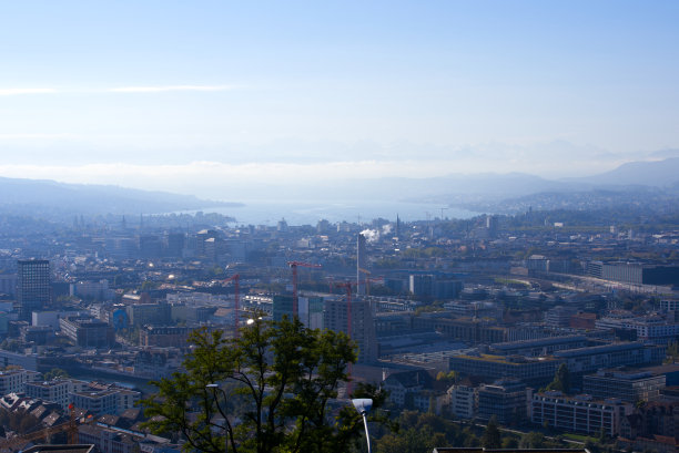 Aerial view of City of Zürich with skyscrapers Lake Zürich and Swiss Alps in the background on a sunny late summer day.图片下载