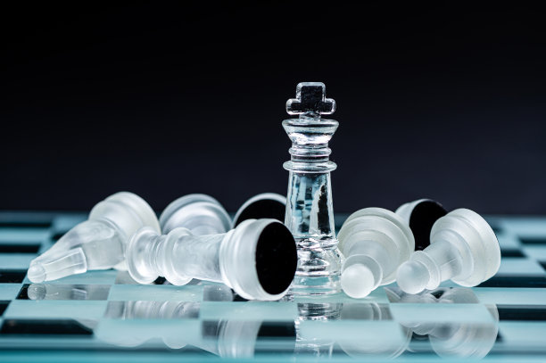 玻璃棋盘棋游戏在黑色背景，选择性聚焦国王，赢家的概念图片下载