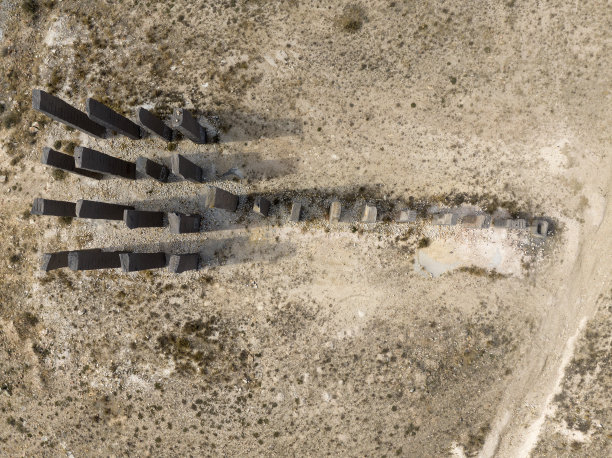 山顶上有古老的遗迹图片下载