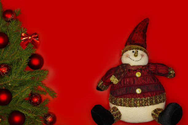 有装饰和雪人的圣诞树。在红色的背景上。图片下载