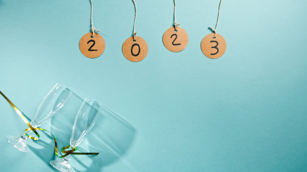 蓝色背景与复制空间的高脚杯新年快乐图片下载