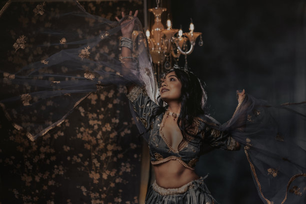 印度模特与深颈传统Lehenga在工作室摆姿势，模特肖像库存照片图片下载