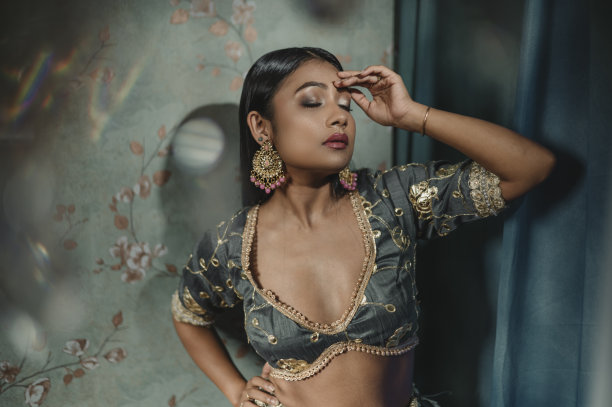 印度模特与深颈传统Lehenga在工作室摆姿势，模特肖像库存照片图片下载