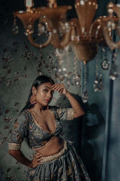 印度模特与深颈传统Lehenga在工作室摆姿势，模特肖像库存照片图片下载