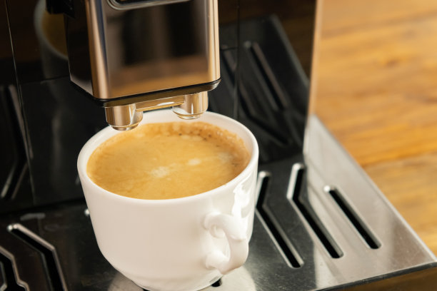 在木桌上准备浓咖啡图片下载