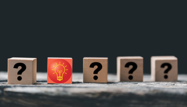 知识和教育理念。概念、创意、理念和创新。手选有人头和灯泡标志的木块。用智能技术学习。图片下载