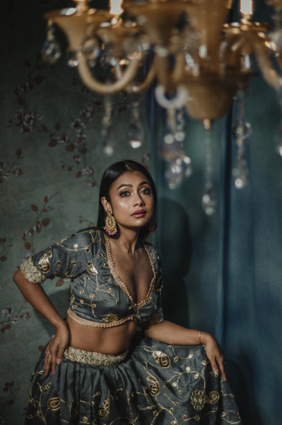 印度模特与深颈传统Lehenga在工作室摆姿势，模特肖像库存照片图片下载