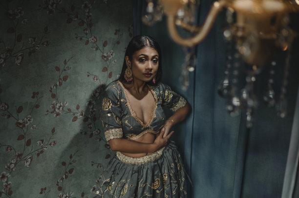 印度模特与深颈传统Lehenga在工作室摆姿势，模特肖像库存照片图片下载