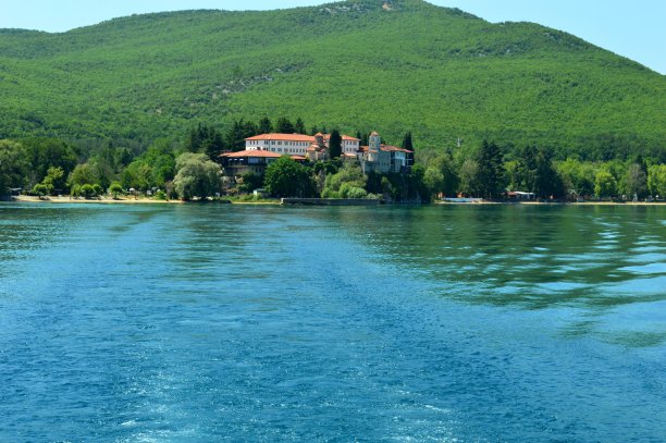 湖边的老修道院图片下载