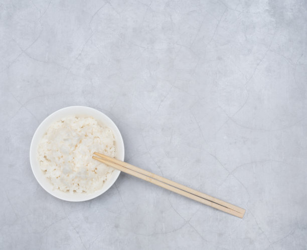 白碗白饭，木棒灰底。有选择性的重点。亚洲饮食概念图片下载