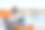 一个戴眼镜的西班牙女学生在笔记本电脑上打字，在网上找东西，和朋友聊天图片下载