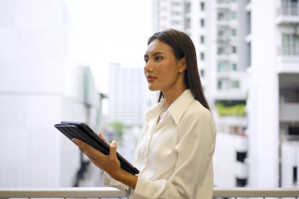 年轻女子正在公共场所网上学习。图片下载