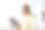 年轻女子正在公共场所网上学习。图片下载