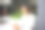 年轻女子正在公共场所网上学习。图片下载