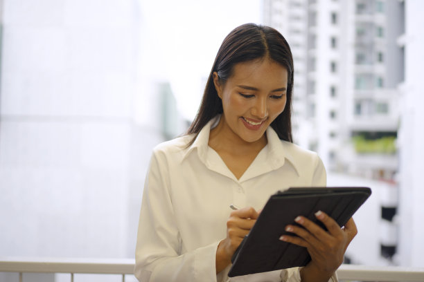 年轻女子正在公共场所网上学习。图片下载