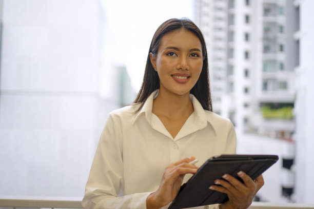 年轻女子正在公共场所网上学习。图片下载