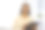 年轻女子正在公共场所网上学习。图片下载
