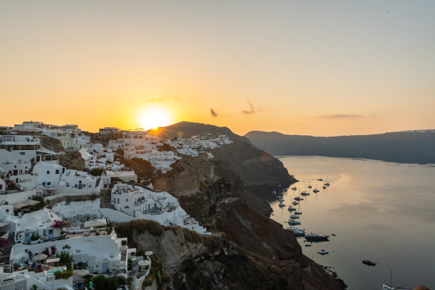 圣托里尼悬崖和火山口的景色图片下载