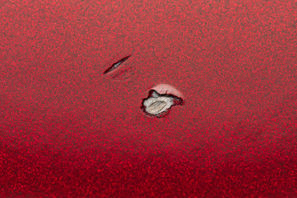 岩屑，车漆里的门钉。汽车车身维修、保养及漆损概念。图片下载