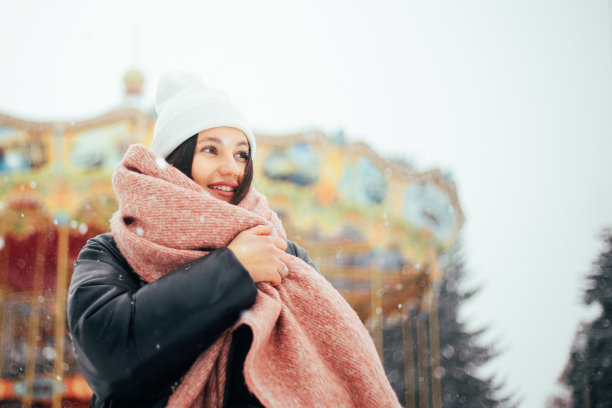 一个女人在圣诞公园散步图片下载