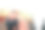 一个女人在圣诞公园散步图片下载