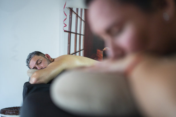 情侣在水疗中心接受美味的情侣按摩图片下载