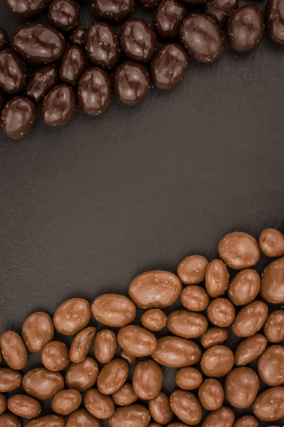 巧克力覆盖的葡萄干特写。图片下载