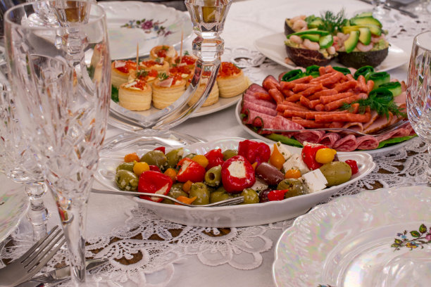 派对早午餐的餐桌设置有食物、肉类和蔬菜图片下载