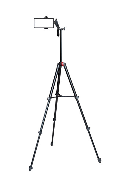 智能手机的三脚架上有空白屏幕，摄像头隔离在白色背景上。图片下载