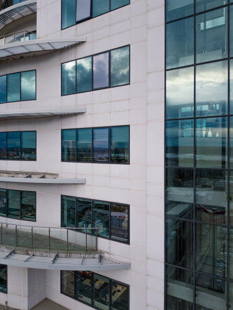 商务区办公楼带墙面镜面，云雾密布图片下载