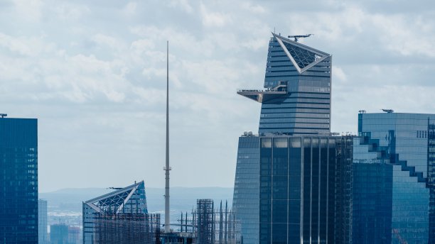 多云的天空下摩天大楼和塔楼的美丽景色图片下载