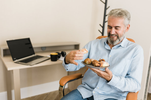 商人在办公室午休图片下载